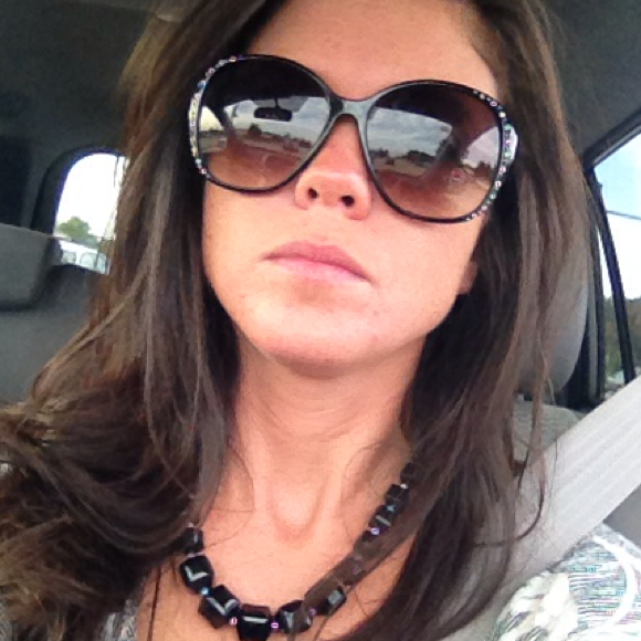 Profile Picture of Danielle Vecchio (@danivecchio) on Poshmark
