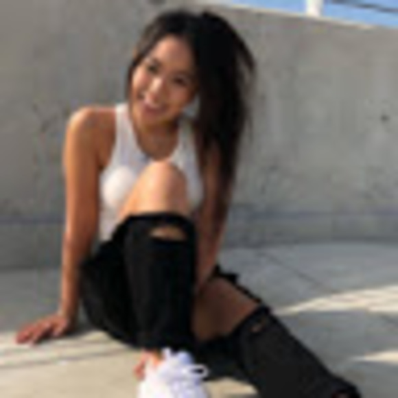 Profile Picture of Hannah Chang (@hannahch1012) on Poshmark