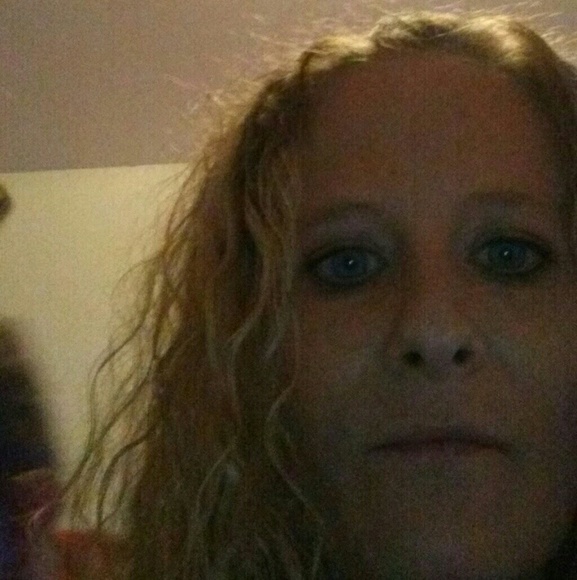 Profile Picture of Danielle Walden (@danielle_walden) on Poshmark