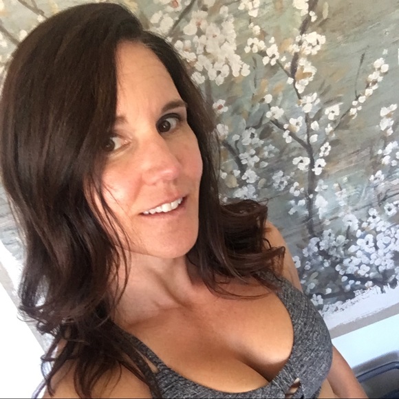 Profile Picture of Marci Simons (@marcisimonsut) on Poshmark