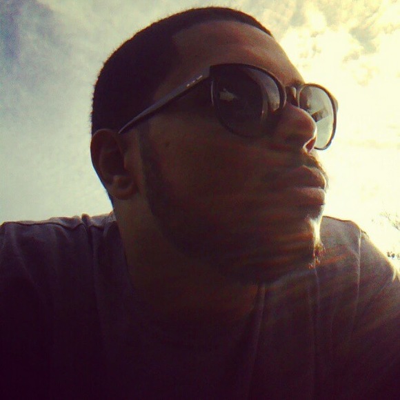 Profile Picture of Micah Simon (@micahsean87) on Poshmark