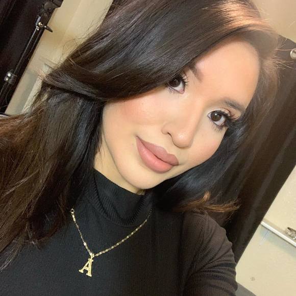 Profile Picture of Adrianna Ledesma (@adriannaledesma) on Poshmark