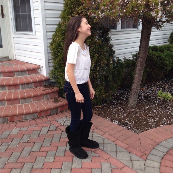 Profile Picture of Faryaal Bokhari (@thatwhiterose) on Poshmark