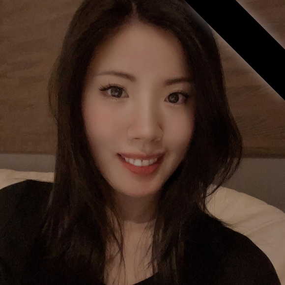 Profile Picture of June Lin (@junelin268) on Poshmark