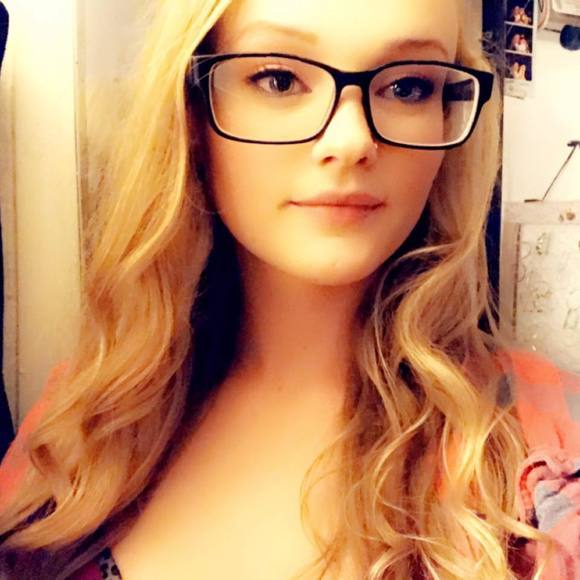 Profile Picture of Kali Larsen (@kalilarsen) on Poshmark