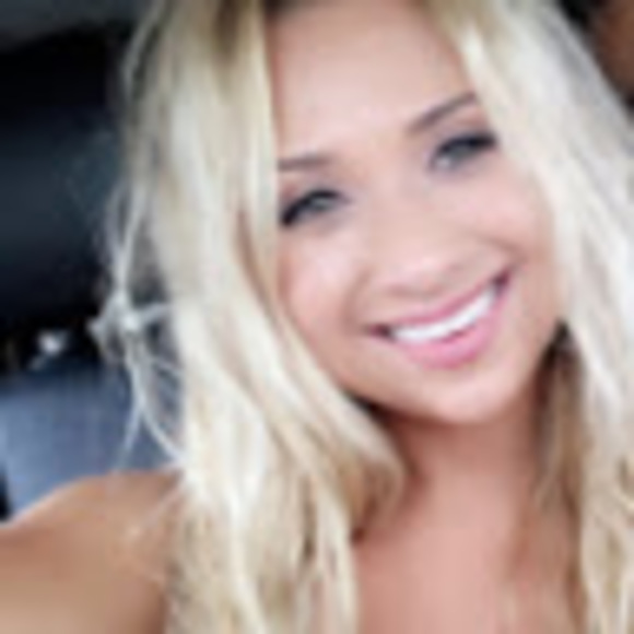 Profile Picture of Amber Eschbacher (@eschbacher70) on Poshmark