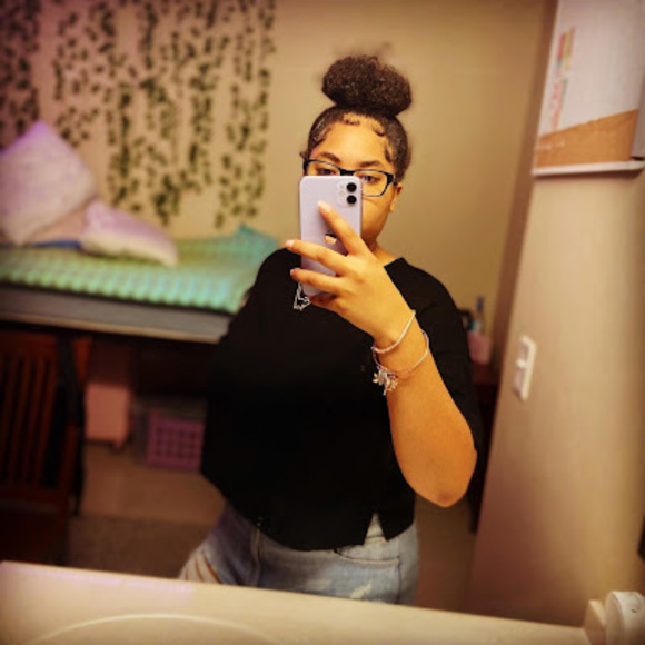 Profile Picture of Alyssa Fields (@alyssafields26) on Poshmark