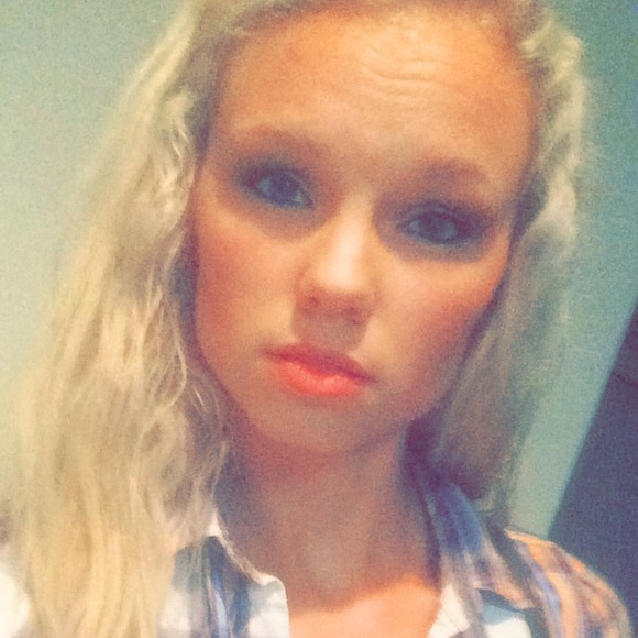 Leah Whitley - Poshmark Profile Picture of Leah Whitley (@lkwhitley) on Poshmark