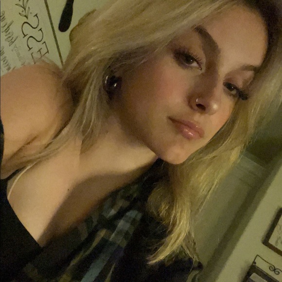 Profile Picture of Myra Kernion (@myrak_13) on Poshmark