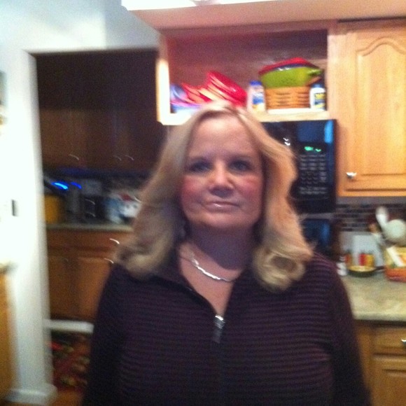 Profile Picture of Lynne Schickram (@lschickram) on Poshmark
