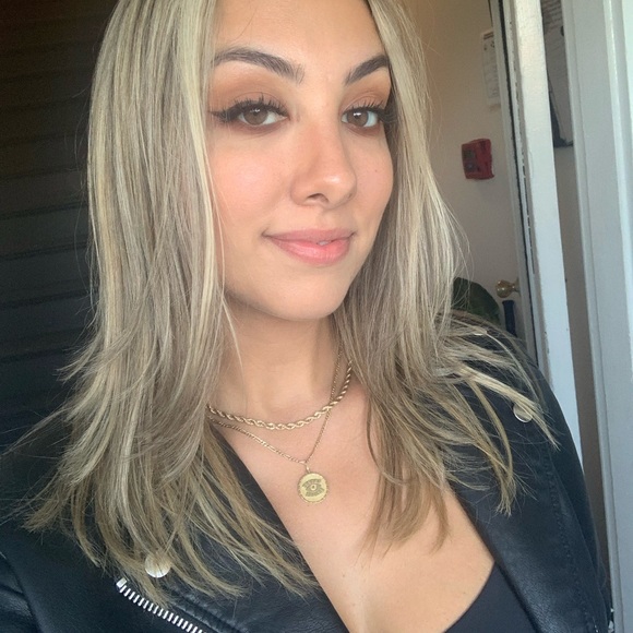 Profile Picture of Christine Glennon (@chrisaglennon) on Poshmark