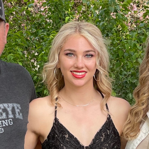 Profile Picture of Kyla Aulbach (@kylaaulbach) on Poshmark
