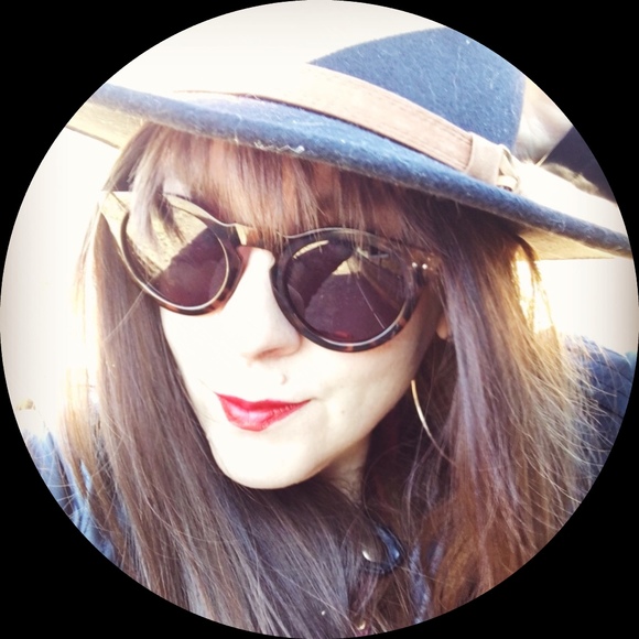 Profile Picture of Amanda Bernhard (@ajbernhard) on Poshmark