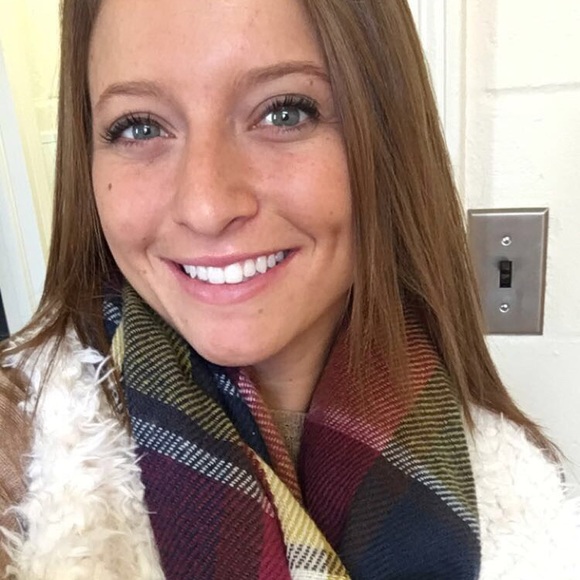 Profile Picture of Julia Pagano (@j_pagano) on Poshmark