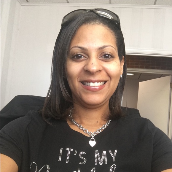 Profile Picture of Deanna Sampson-gray (@deema1005) on Poshmark