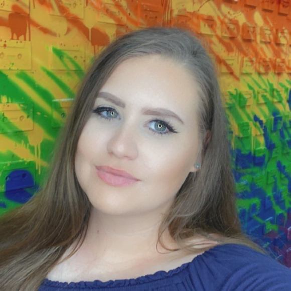 Profile Picture of Mikki Jones (@mikjones) on Poshmark