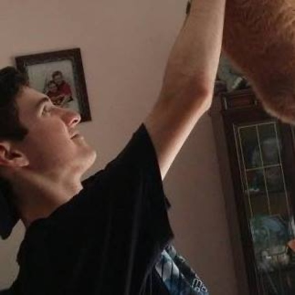Profile Picture of Andrew Titus (@abolusi) on Poshmark