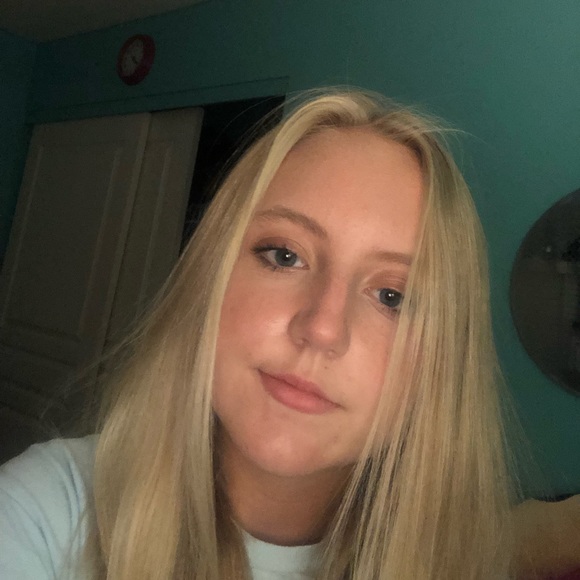 Profile Picture of Leah Herbert (@loyasherbert) on Poshmark