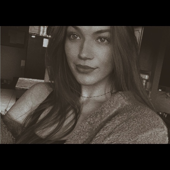 Profile Picture of Angelina Fellows (@afellows47) on Poshmark