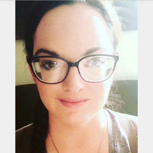 Profile Picture of Cassandra Dowling (@elephanteyez12) on Poshmark