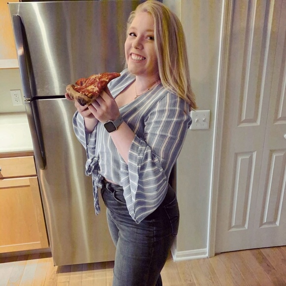 Profile Picture of Alyse C (@16clunea) on Poshmark