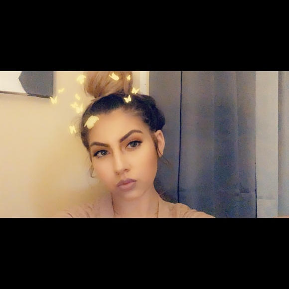 Profile Picture of Alexa Castagne (@alexacastagne) on Poshmark
