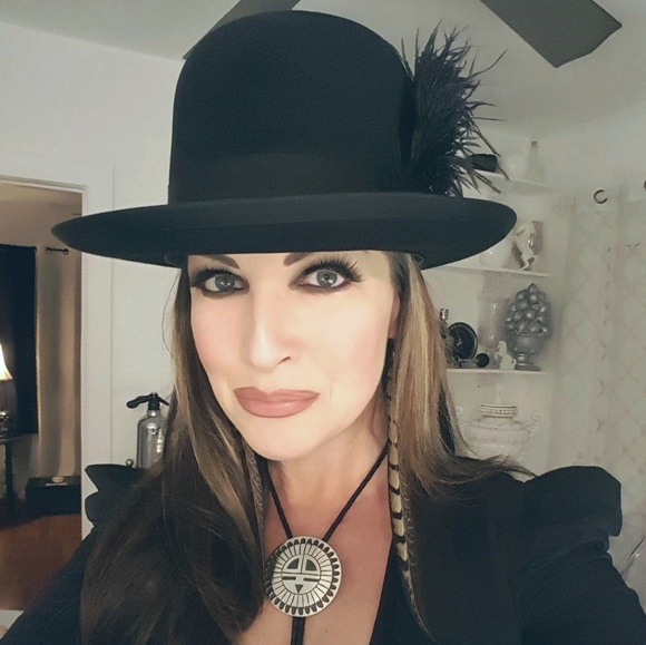 Profile Picture of Lisa Rovinsky (@lisalava1234) on Poshmark