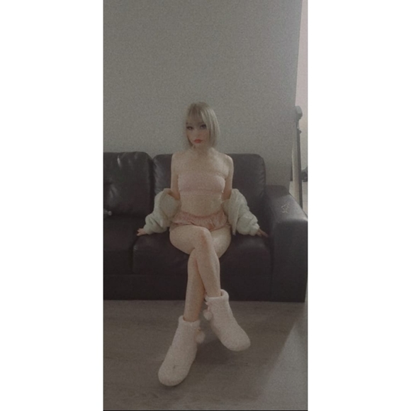 Profile Picture of Victoria Sinclair (@torisinclair974) on Poshmark