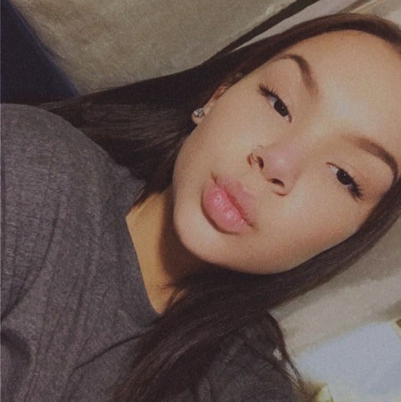 Profile Picture of Alexa Silvey (@alexasilvey) on Poshmark