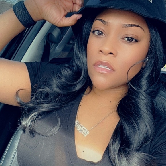 Profile Picture of Toiya Stello (@why_not_shop) on Poshmark