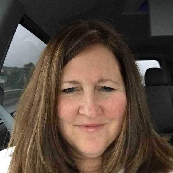 Profile Picture of Amy Archer peters (@amyscottpeters) on Poshmark