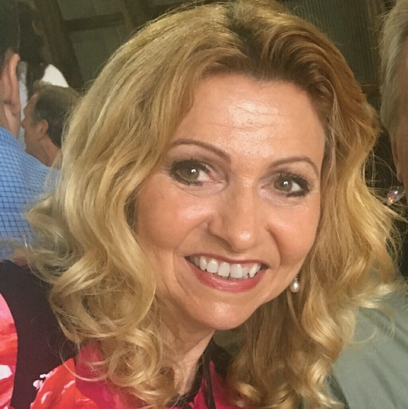 Profile Picture of Lori Engesether (@bigenge) on Poshmark