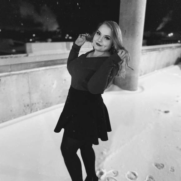 Profile Picture of Lexie Hunsicker (@lexiehunsicker) on Poshmark