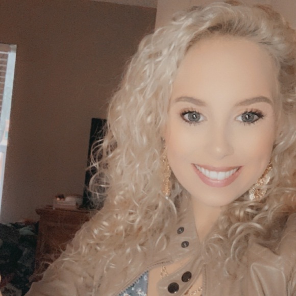 Emmalee Dierksen - Poshmark Profile Picture of Emmalee Dierksen (@emmaleedierksen) on Poshmark