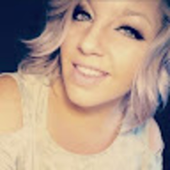 Profile Picture of Amy Rostankowski (@aroski2) on Poshmark