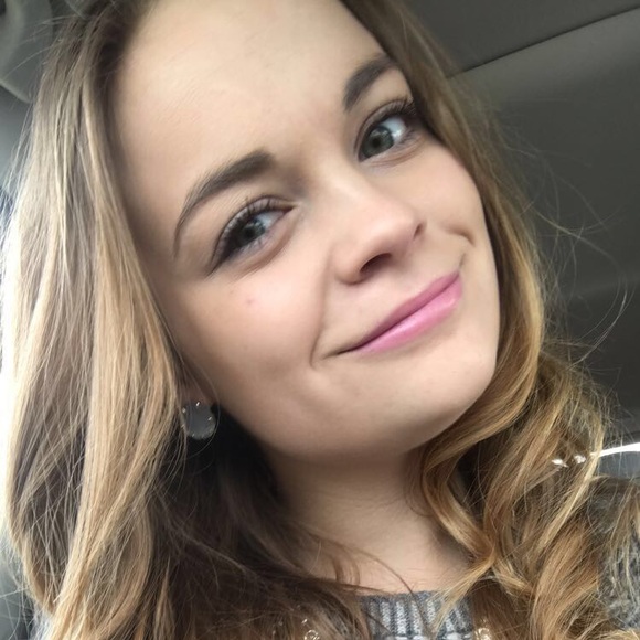 Profile Picture of Emily Albracht (@emilyalbracht) on Poshmark