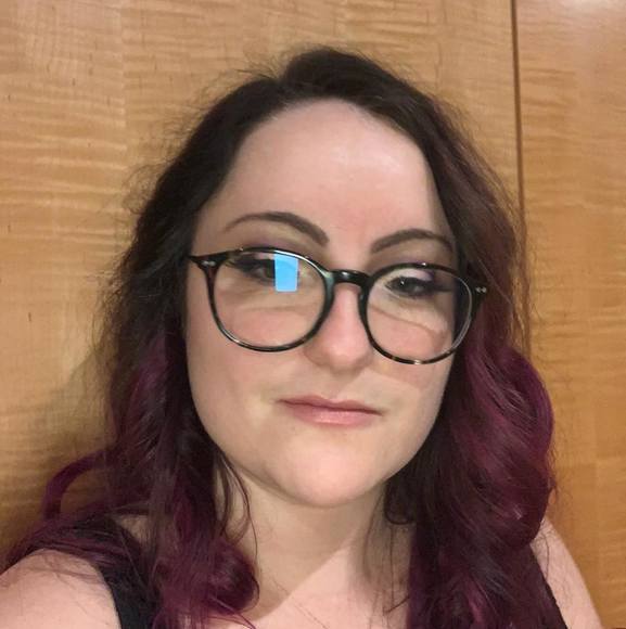 Profile Picture of Amanda Oosterman (@akro1989) on Poshmark