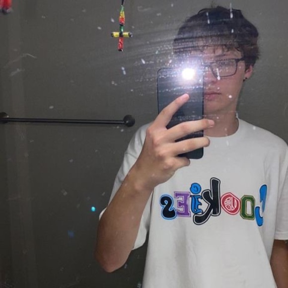 Profile Picture of Zackery Guzman (@meconokose) on Poshmark