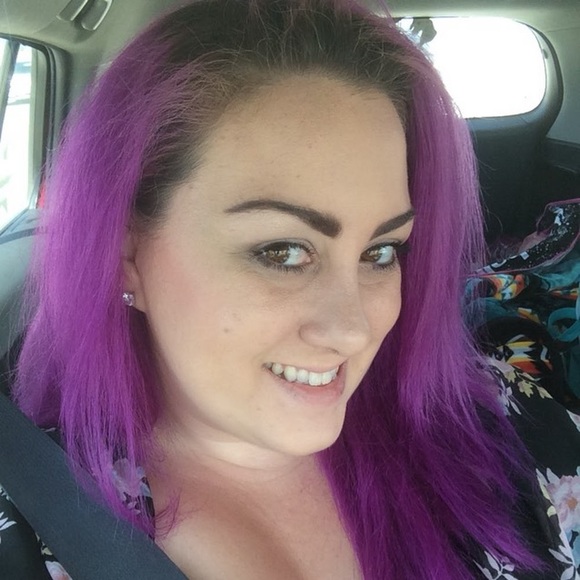 Profile Picture of Amberly Swindle (@amberly_swindle) on Poshmark