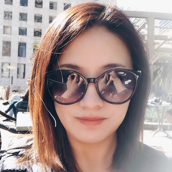 Profile Picture of Julia Zheng (@sweetyorchid) on Poshmark