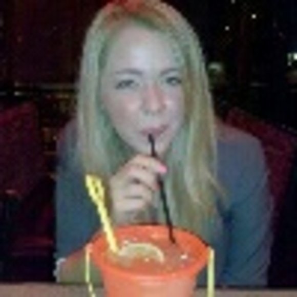 Profile Picture of Julia Motte (@jmotte92) on Poshmark