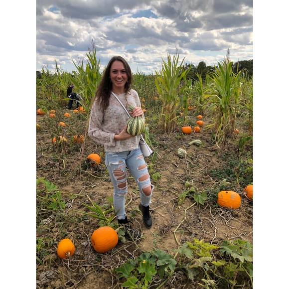 Profile Picture of Fiona Giesey (@fionagiesey) on Poshmark
