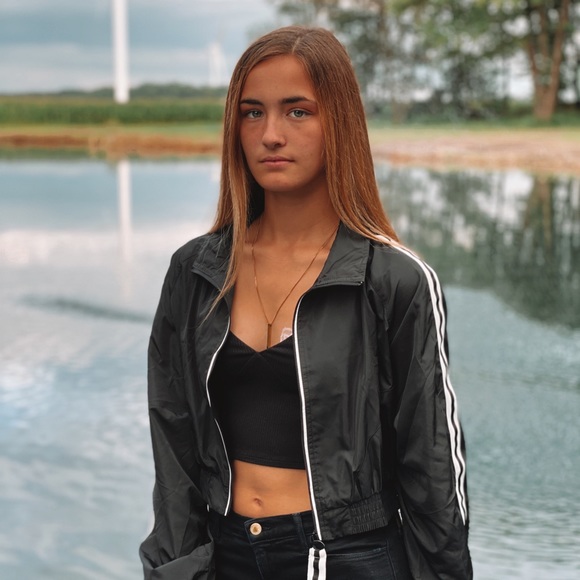 Profile Picture of Zoey Bulfer (@zoeybulfer34) on Poshmark