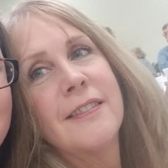 Profile Picture of Carol Cox (@shorebeautiful) on Poshmark