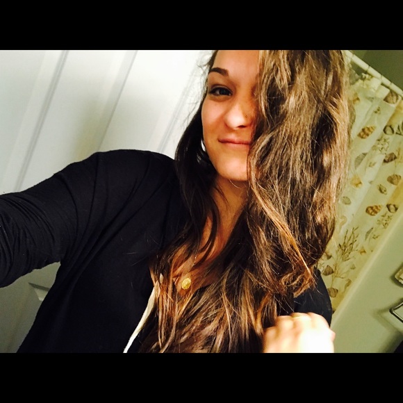 Profile Picture of Karolina Cekala (@kcekalaxx) on Poshmark