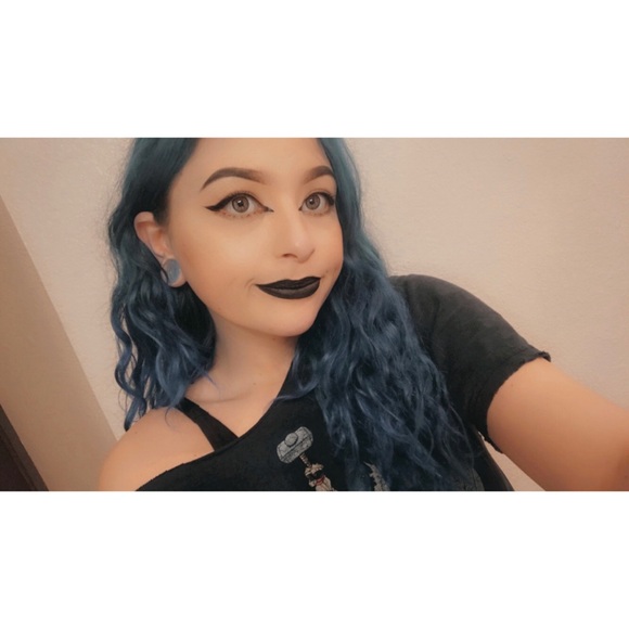 Profile Picture of Breanna Kern (@fruitybree) on Poshmark