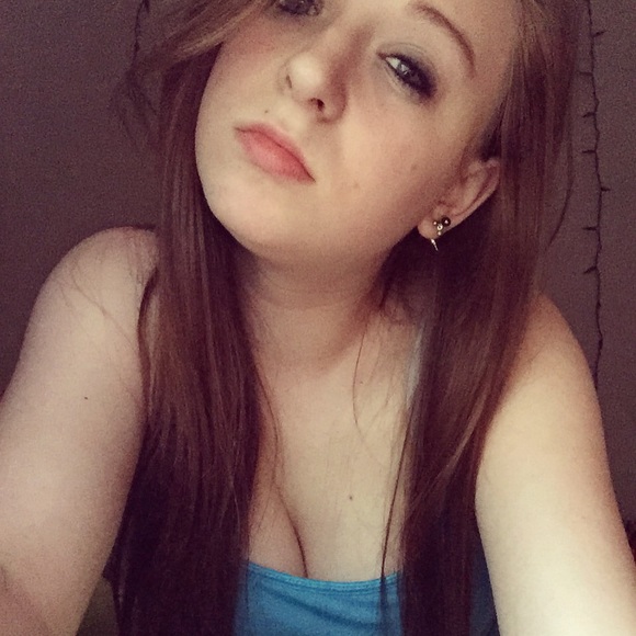 Profile Picture of Ally Eaker (@ally__) on Poshmark