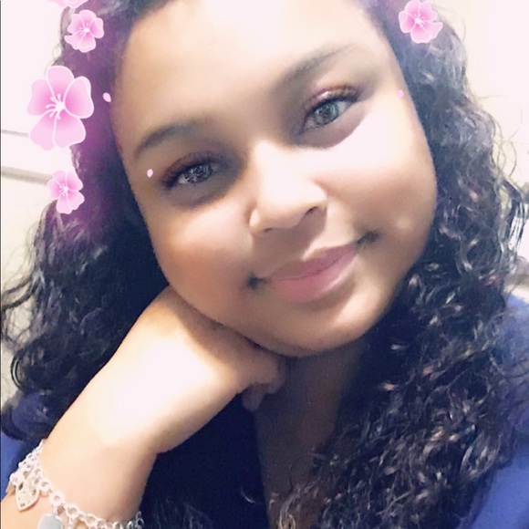 Profile Picture of Catherine Gonzalez (@catgon12) on Poshmark