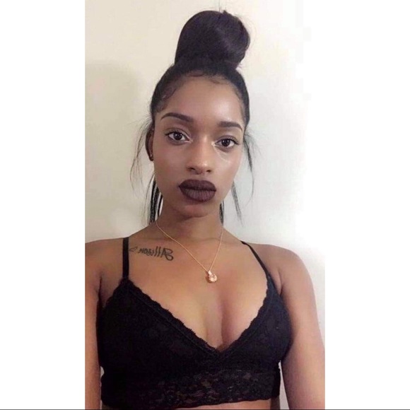 Profile Picture of Naomi Wilkins (@naomiz1996) on Poshmark