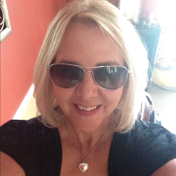 Profile Picture of Lisa Kern (@lak2424) on Poshmark